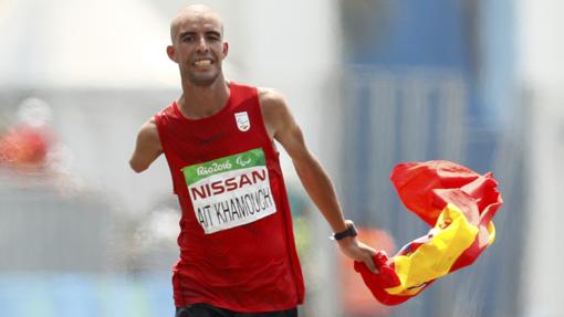 Abderrahman Ait celebrando haber conseguido la medalla de plata en los Juegos Paralímpicos de Río 2016