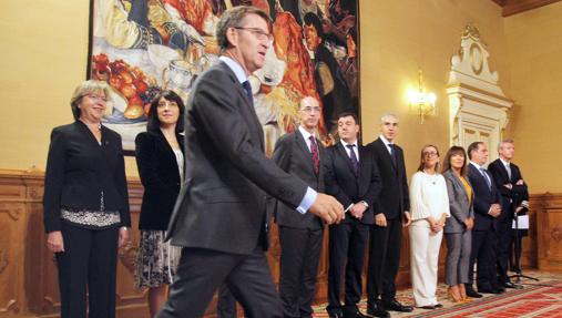 El presidente de la Xunta de Galicia, Alberto Núñez Feijóo (3i), frente a los conselleiros del nuevo Gobierno