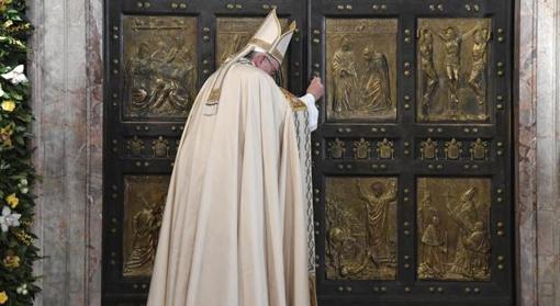 El Papa cierra solemnemente la puerta santa de la basílica de San Pedro