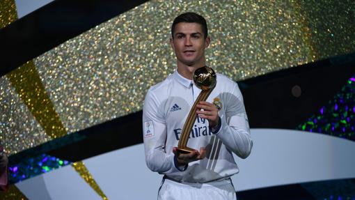 Cristiano Ronaldo sostiene por cuarta vez su premio dorado