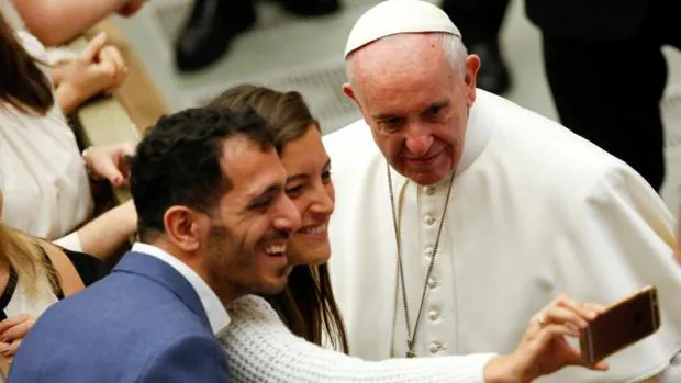 El Papa Francisco se hace un «selfie» durante la audiencia general en la sala Pablo VI