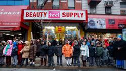 Público durante la cabalgata de Reyes Magos en el neoyorquino barrio de Harlem