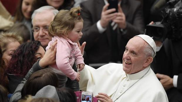 El Papa bendice a una niña durante una audiencia con los damnificados por el terromoto del 24 de agosto en Italia