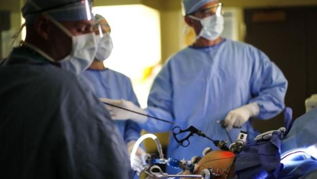 Cirujanos durante una operación de reducción de estómago
