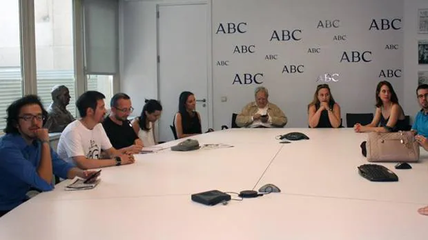 Alumnos del II curso de la Escuela de Periodismo Manuel Martín Ferrand en la sala de reuniones de ABC