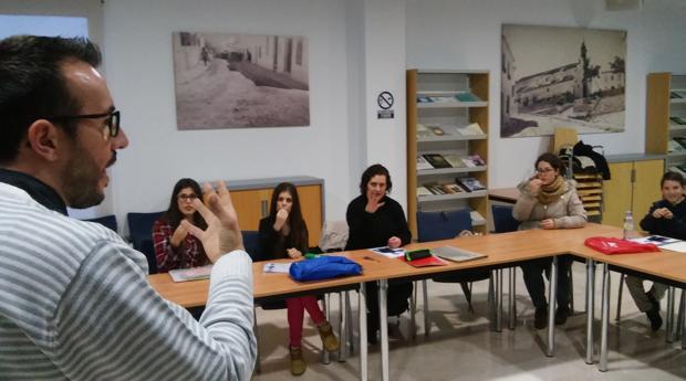 Aunque con semejanzas léxicas, la lengua de signos no es uniforme en toda España, ya que hay modalidades y peculiaridades por zonas