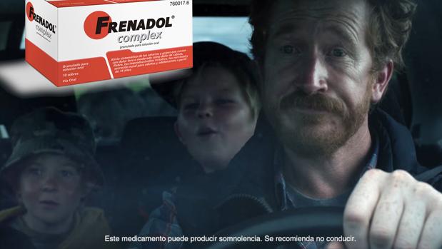 Captura del momento del anuncio de Frenadol donde de ve al padre conduciendo y la advertencia que recomienda no hacerlo