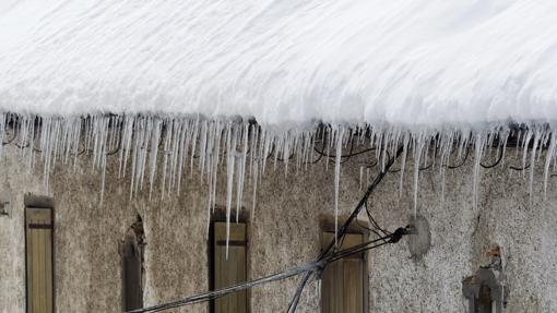 imagen de los carámbanos de hielo en una vivienda en Roncesvalles (Navarra), donde esta mañana se registraban -7 grados de temperatura tras el descenso brusco de las temperaturas en toda la provincia llegando a alcanzar los -8 grados en zonas de montaña