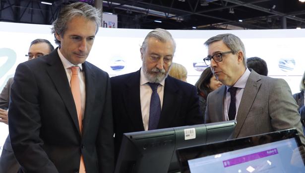 El ministro de Fomento, Iñigo de la Serna, ayer durante la visita que realizó al stand que el Ministerio de Fomento tiene en la feria de turismo Fitur, que se celebra en Madrid