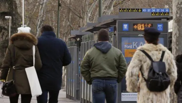 Termómetro de una parada de autobús con un grado en positivo en Madrid