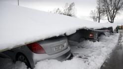 Varios vehículos han quedado atrapados bajo el techo de un aparcamiento que ha cedido por el peso de la nieve