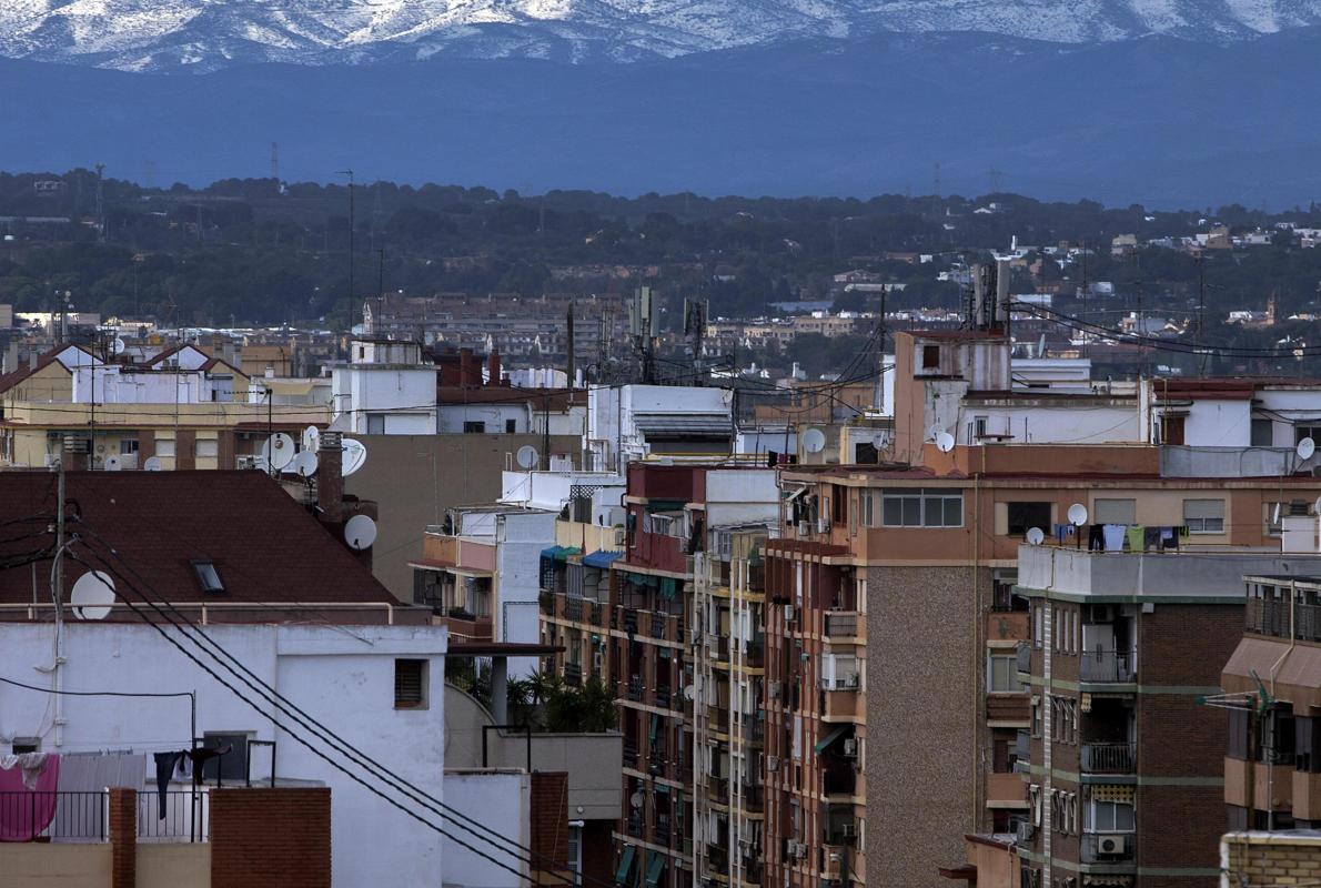 Vista general de las montañas nevadas a las afueras de Valencia, tras el temporal