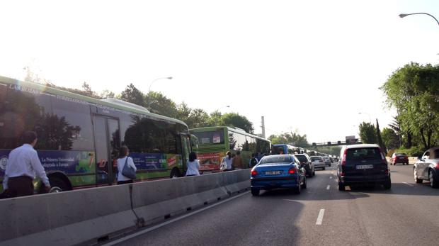 Taxis libres y coches compartidos pueden ir desde hoy por el bus-VAO de la A-6