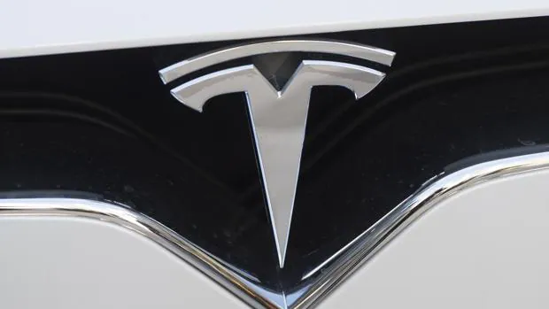 Foto del logotipo de Tesla, fabricante de coches autónomos, en Washington