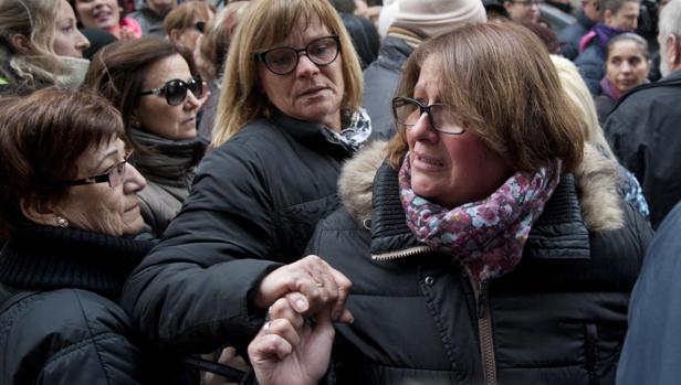 Vecinos de Blanes (Girona) apoyan a la abuela (d) de la niña de ocho años que murió el pasado domingo