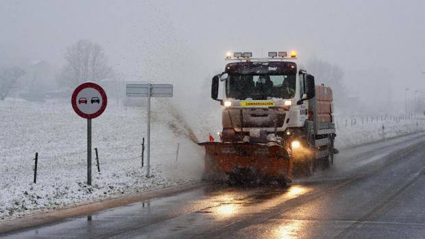 Un camión quitanieves trabaja en la carretera N-260, entre Olot y Ripoll, una de las zonas de Cataluña en las que ha nevado en los últimos días