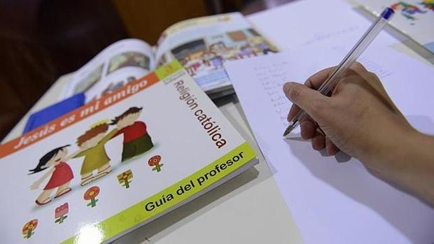 La propuesta del PSOE de sacar la asignatura de Religión de las aulas ha generado un intenso debate