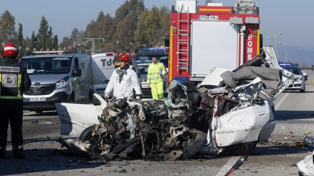 Una persona ha fallecido y otras dieciséis, cinco de ellas trasladadas a un centro hospitalario, en el accidente de tráfico ocurrido esta semana en la localidad cordobesa de Palma del Río