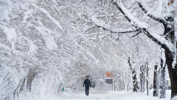 Un joven camina sobre la nieve en Kabul, capital de Afganistán