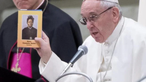 El papa Francisco (dcha) muestra una imagen de Santa Josephine Bakhita en el día de su festividad