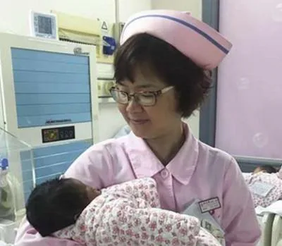 El recién nacido en los brazos de la enfermera