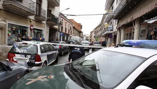 Vista de la calle Arenas en la localidad ciudadrealeña de Daimiel, donde este lunes se detuvo a un hombre de 57 años acusado de la muerte de su pareja, de 46 años, y de la hija de ésta, de 18 años