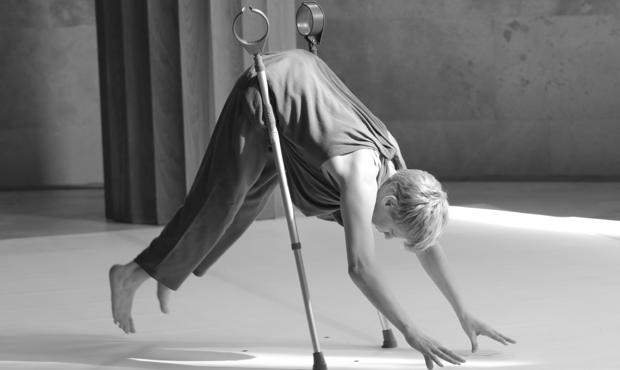 La bailarina Claire Cunningham, durante su «performance» en el Museo del Prado