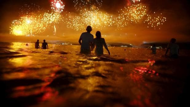 Fuegos artificiales para celebrar el Año Nuevo en la playa de Copacabana, donde, tras la celebración, se recogieron 290 toneladas de basura
