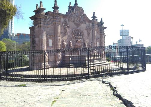 Grietas en el suelo por el hundimiento del terreno