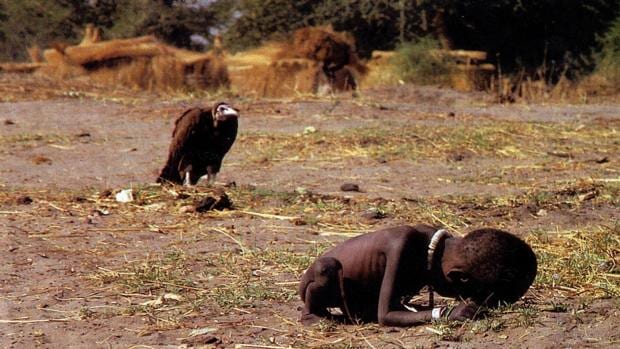 Fotografía de Kevin Carter, durante una hambruna que sufrió Sudán en 1993