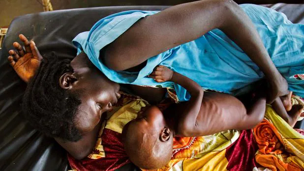 Una madre con su bebé en Sudán del Sur