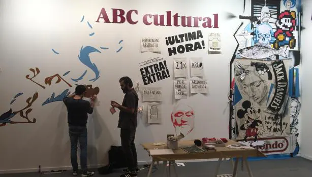 Miguel Ángel Funes y Javier Conde en el stand de ABC Cultural en ARCO