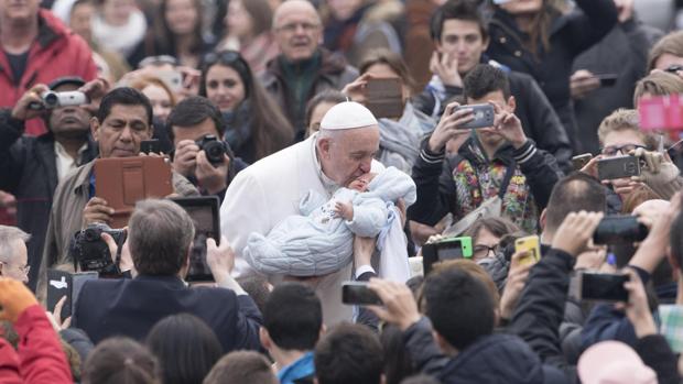 El Papa anima a los párrocos a acoger a los jóvenes que conviven sin casarse