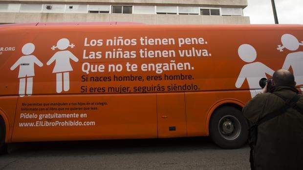 Autobús de la plataforma HazteOír.og logotipado para recorrer varias ciudades de España