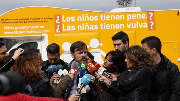 El presidente de Hazte Oír, Ignacio Arsuaga, atiende a los medios tras presentar el viernes la autocaravana con un nuevo eslogan