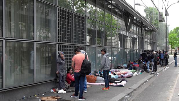  Cola de inmigrantes ante la puerta de la Oficina de Protección al Refugiado, en París