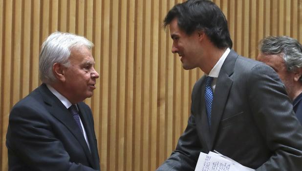 El expresidente del Gobierno, Felipe González, saluda a Joaquín García-Cazorla Taboada, miembro del comité de selección del Fondo de Becas Fiscal Soledad Cazorla Prieto, durante la jornada parlamentaria «Huérfanos de la violencia de género: una realidad oculta», en el Congreso de los Diputados