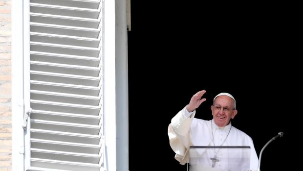 El Papa Francisco, durante el rezo del Ángelus celebrado hoy en Roma