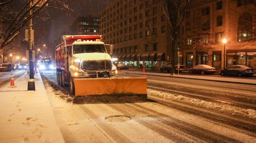 Una máquina quitanieves, por una céntrica calle de Washingto DC