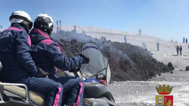 Los turistas observan la zona donde han resultado heridas diez personas tras la explosión en el Etna