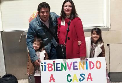 Antonio Herrador Arévalo, a su llegada al aeropuerto de Sevilla, acogido por su familia