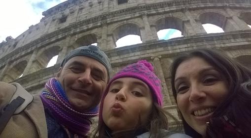 Joel Sans junto a su esposa, Meritxell, y su hija de 11 años, Ariadna, de visita en Roma