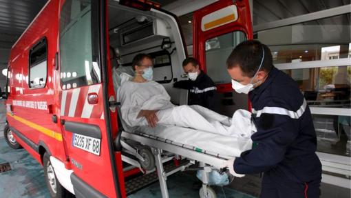 Llegada de un paciente con síntomas de padecer la gripe porcina al hospital de Mulhouse, Francia,