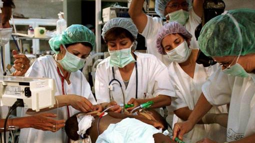 Un equipo de médicos separa a unos siameses en el Hospial D. Estefania en Lisbora