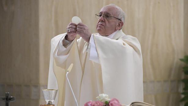 El papa Francisco ofrece estes lunes 20 de marzo una misa por las víctimas que fallecieron el pasado año en un accidente de autobús, en la capilla de Santa Marta en el Vaticano