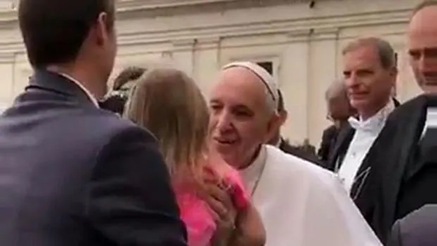 En un vídeo de Twitter se ve cómo una niña estadounidense de tres años le quita el gorro al Papa Francisco cuando el Pontífice se acerca a saludarla