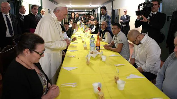 El Papa Francisco come con presos en la cárcel de San Vittore