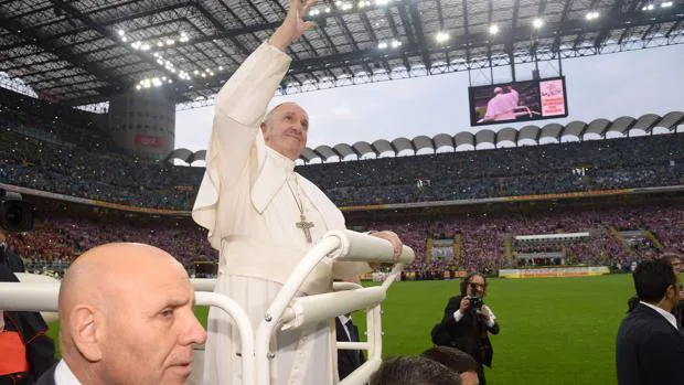 El Papa, en el estadio de San Siro en Milán, abarrotado de fieles