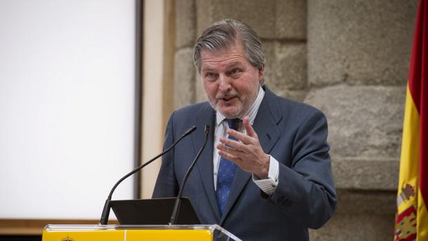 El ministro de Educación, Íñigo Méndez de Vigo, esta mañana en el Senado, antes de empezar el debate