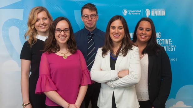 (De izq. a dcha.) Erwina Stojeck, del Dublin Institute of Technology; Laura Venzal, delegada de la Universidad de Navarra; Jack Hampton, presidente de la Student’s Union de la Universidad de Oxford; Adriana Pérez, de la Universidad Autónoma de Madrid; y Elna Victoria Bendeck, alumna internacional de Honduras.